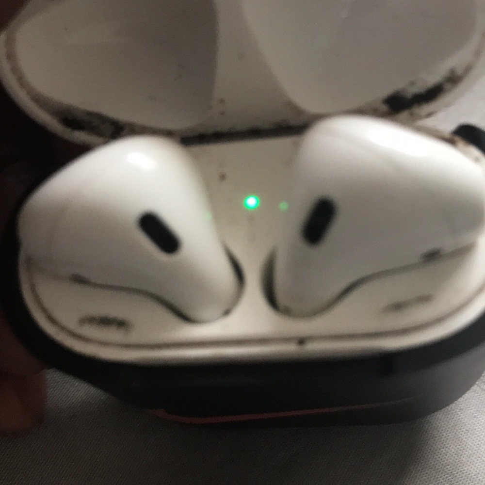 Airpods - Picture 2 of 3